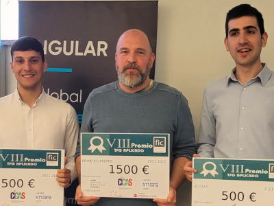 Entrega de cheque de la iniciativa Premio TFG Aplicado a trabajo Monitorización Calidad Ambiental ALDABA-WIB